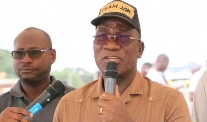 Bouaké, Assahoré en guerre contre l'insalubrité, demande à des partisans « d'arrêter de nager en eau trouble » Bouaké, Assahoré en guerre contre l'insalubrité, demande à des partisans « d'arrêter de nager en eau trouble »