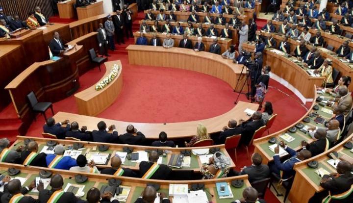 Parlement, deux sessions ordinaires prévues dans l'année, la première de janvier à juin et la seconde d'octobre à décembre Parlement, deux sessions ordinaires prévues dans l'année, la première de janvier à juin et la seconde d'octobre à décembre