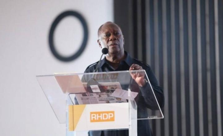 Investiture des candidats RHDP, défaillances d'éclairage dans la salle, du micro, Alassane Ouattara attire publiquement l'attention de Fabrice Sawegnon sur les ratés Investiture des candidats RHDP, défaillances d'éclairage dans la salle, du micro, Alassane Ouattara attire publiquement l'attention de Fabrice Sawegnon sur les ratés