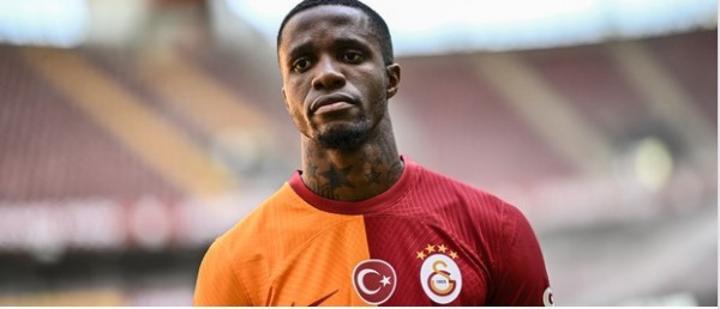 Mercato, Wilfried Zaha quitte Crystal Palace et s'engage pour trois saisons avec le club Turc de Galatasaray, les détails sur son salaire Mercato, Wilfried Zaha quitte Crystal Palace et s'engage pour trois saisons avec le club Turc de Galatasaray, les détails sur son salaire