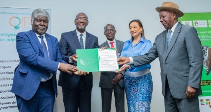 « L'attiéké des lagunes », «Pagne Baoulé » et «Café des montagnes de Man » labélisés, OAPI remet des certificats IGP aux autorités « L'attiéké des lagunes », «Pagne Baoulé » et «Café des montagnes de Man » labélisés, OAPI remet des certificats IGP aux autorités