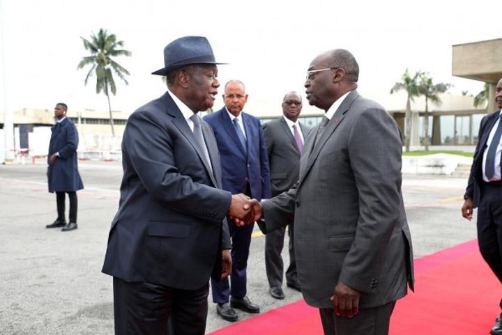 Alassane Ouattara de retour à Abidjan après un séjour en France s'envole pour un sommet sur le Niger à Abuja Alassane Ouattara de retour à Abidjan après un séjour en France s'envole pour un sommet sur le Niger à Abuja