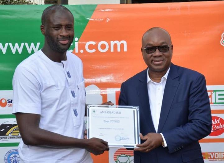 Nommé Ambassadeur de la FIF, Yaya Touré a reçu ses insignes et donnera le coup d'envoi de l'amical contre le Mali ce mardi 12 septembre 2023 Nommé Ambassadeur de la FIF, Yaya Touré a reçu ses insignes et donnera le coup d'envoi de l'amical contre le Mali ce mardi 12 septembre 2023