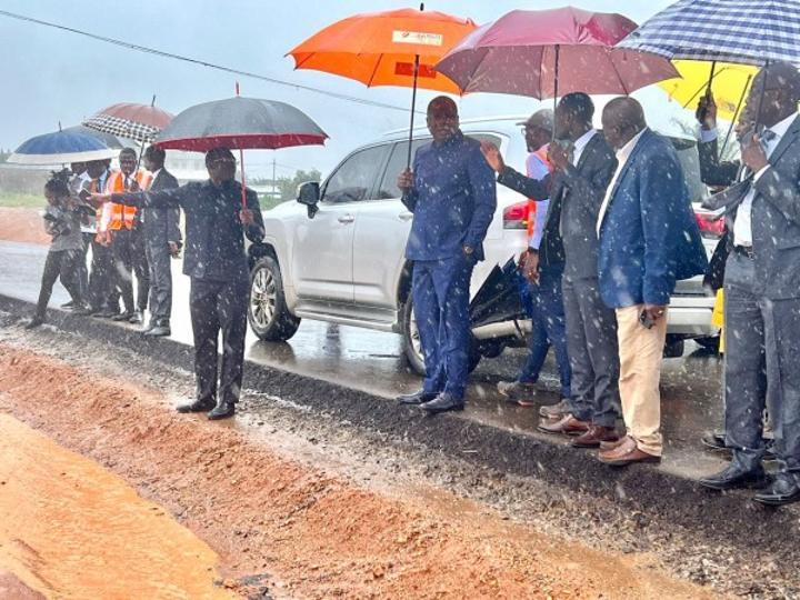 Travaux de dédoublement de la route de la prison civile, Amédée Kouakou et Françoise Remarck sur le terrain pour s'enquérir de l'état d'avancement de l'ouvrage Travaux de dédoublement de la route de la prison civile, Amédée Kouakou et Françoise Remarck sur le terrain pour s'enquérir de l'état d'avancement de l'ouvrage