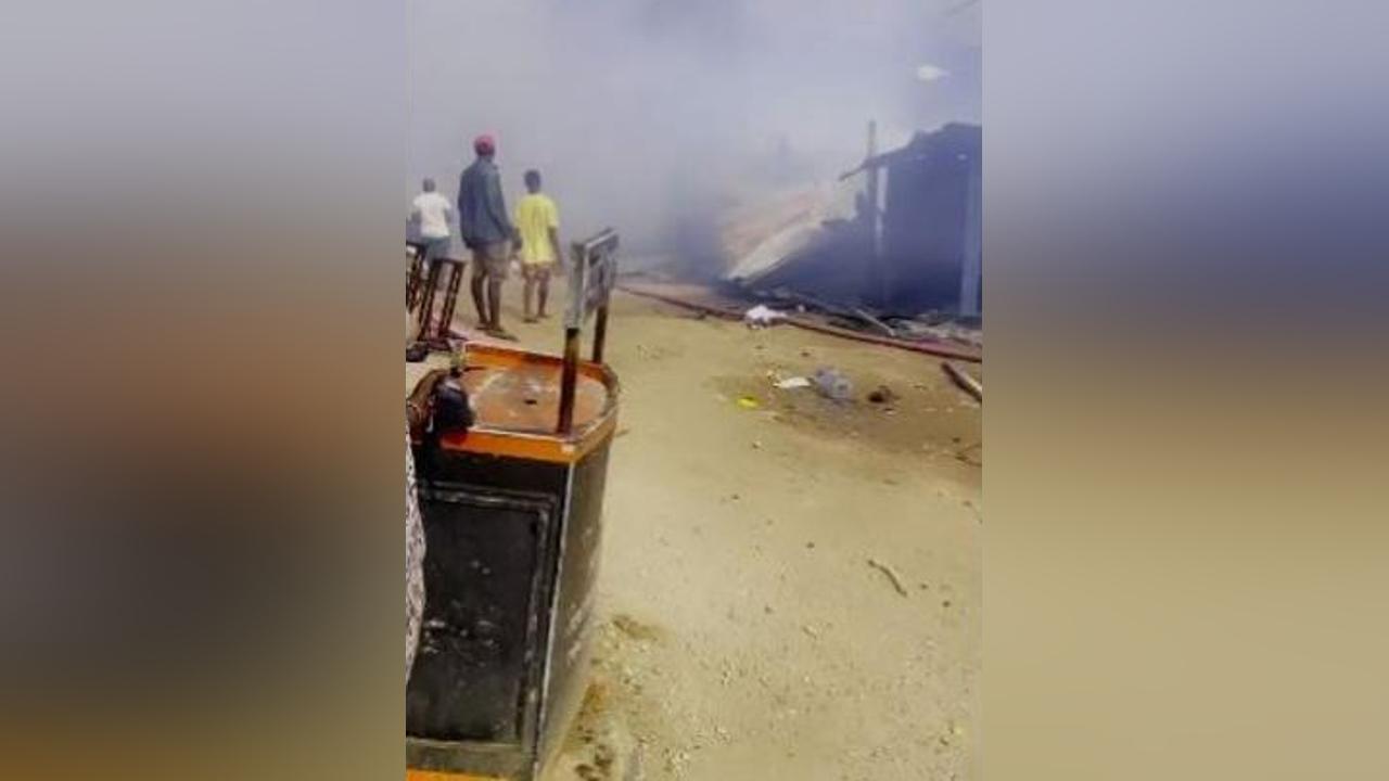 Drame à Yopougon, une trentaine de baraques partent en fumée, 01 enfant de 2 ans décède dans les flammes Drame à Yopougon, une trentaine de baraques partent en fumée, 01 enfant de 2 ans décède dans les flammes