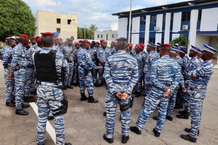 Le Général Apalo donne des instructions fermes pour le respect des 33 barrages et met en garde : « Nous avons prêté serment pour protéger les populations et non le contraire » Le Général Apalo donne des instructions fermes pour le respect des 33 barrages et met en garde : « Nous avons prêté serment pour protéger les populations et non le contraire »