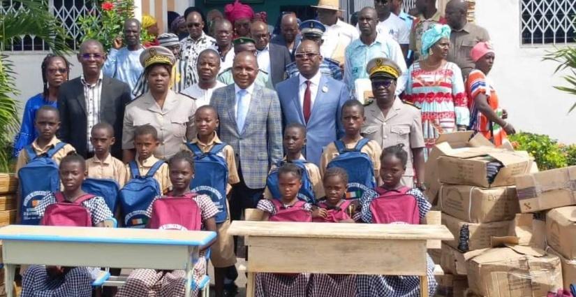 Le ministre-gouverneur Jean-Claude Kouassi offre 500 kits scolaires à Tafiré Le ministre-gouverneur Jean-Claude Kouassi offre 500 kits scolaires à Tafiré