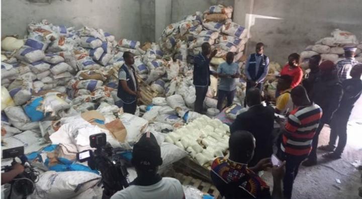 Importante quantité de lait en poudre périmé et corrompu estimée à plus de 2700 sacs de 25kg d'une valeur de plus de 141 750 000 FCFA saisie à Koumassi Importante quantité de lait en poudre périmé et corrompu estimée à plus de 2700 sacs de 25kg d'une valeur de plus de 141 750 000 FCFA saisie à Koumassi