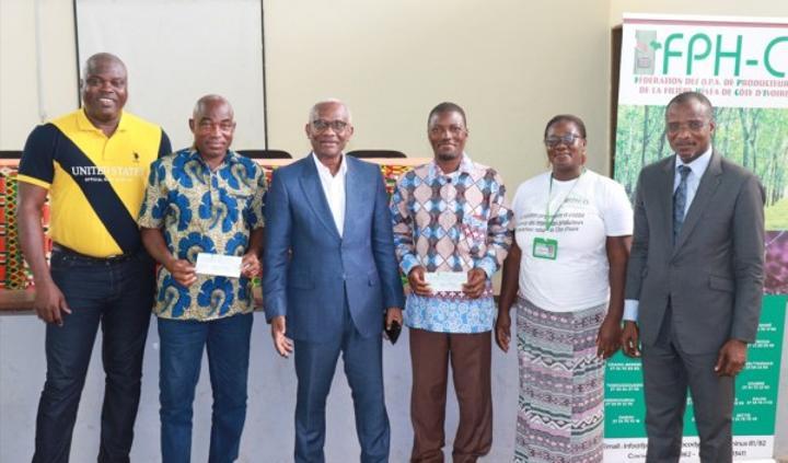 Partenariat entre le groupe ENI et la FPH-CI pour la valorisation de graine d'Hévéa, plus de 100 millions FCFA payées aux coopératives Partenariat entre le groupe ENI et la FPH-CI pour la valorisation de graine d'Hévéa, plus de 100 millions FCFA payées aux coopératives