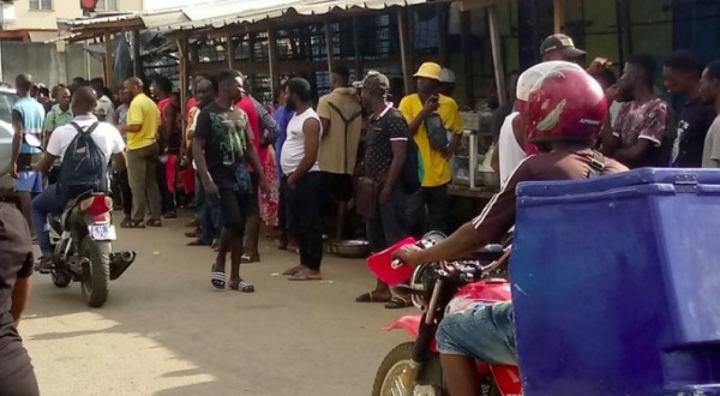 Tensions à Yopougon Kouté, manifestation des jeunes, des points stratégiques occupés, le chef du village dénonce des mains obscures Tensions à Yopougon Kouté, manifestation des jeunes, des points stratégiques occupés, le chef du village dénonce des mains obscures