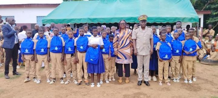 Depuis Sinfra, Madame Tidou redonne le sourire aux populations de la tribu Bindin en cette rentrée scolaire Depuis Sinfra, Madame Tidou redonne le sourire aux populations de la tribu Bindin en cette rentrée scolaire