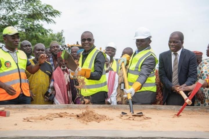 Bouaké, CAN 2023, les travaux de bitumage et de réhabilitation de 13,5 km de voiries lancés par le maire Amadou Koné