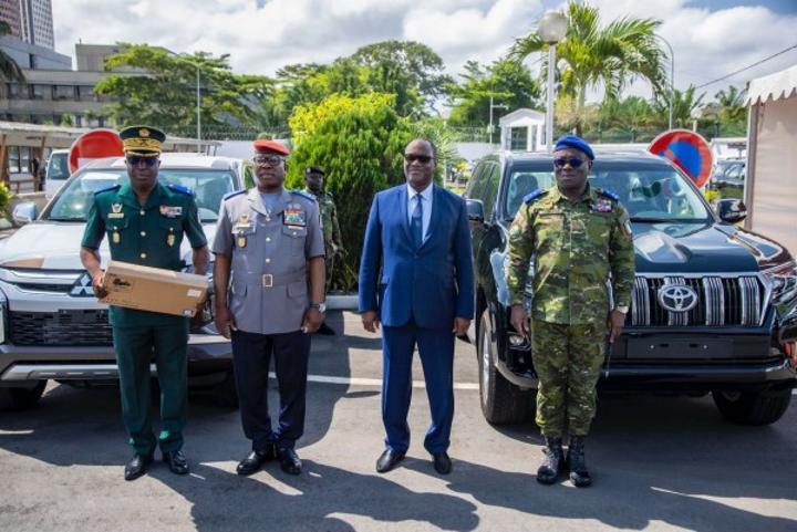 Ouattara dote l'armée et la Gendarmerie de 74 véhicules d'un coût de 2,6 milliards FCFA, le ministre de la Défense lui exprime sa reconnaissance