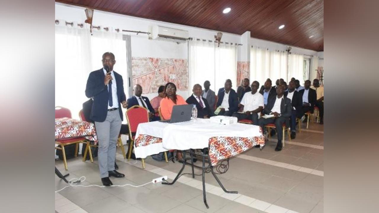 Sensibilisation des chauffeurs du Ministère de la Fonction publique avec toujours dans la ligne de mire réduire de moitié le nombre d'accidents de la route d'ici à 2030 Sensibilisation des chauffeurs du Ministère de la Fonction publique avec toujours dans la ligne de mire réduire de moitié le nombre d'accidents de la route d'ici à 2030