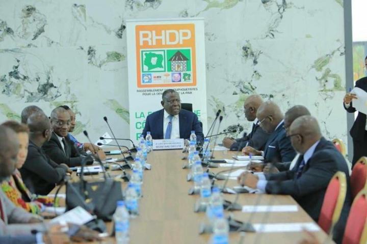 Distribution des cartes aux militants, AG Électives des Jeunes et des Femmes prochaines actions du Directoire du RHDP Distribution des cartes aux militants, AG Électives des Jeunes et des Femmes prochaines actions du Directoire du RHDP