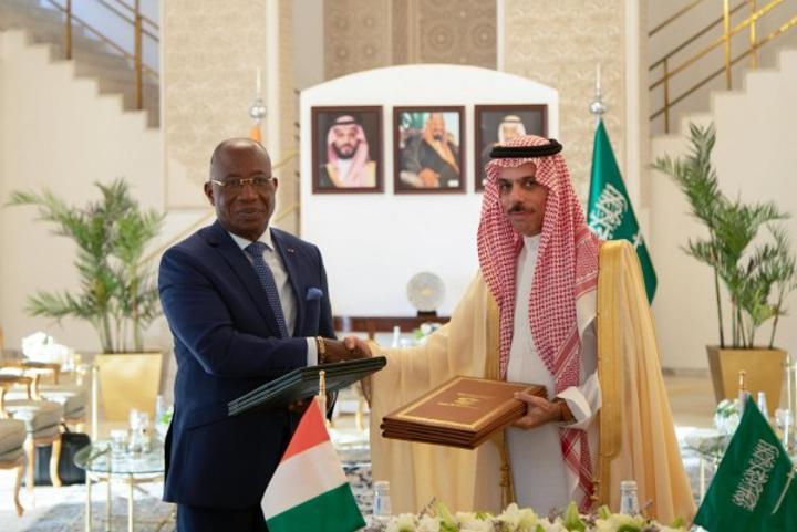 Sommet Arabie Saoudite–Afrique, Kacou Adom signe un mémorandum d'entente avec le gouvernement saoudien Sommet Arabie Saoudite–Afrique, Kacou Adom signe un mémorandum d'entente avec le gouvernement saoudien