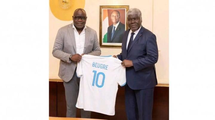 En visite à Abidjan, Basile Boli et l'Olympique de Marseille s'engagent à soutenir la destination touristique Côte d'Ivoire En visite à Abidjan, Basile Boli et l'Olympique de Marseille s'engagent à soutenir la destination touristique Côte d'Ivoire