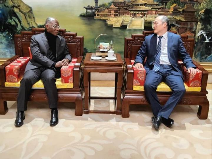 Léon Adom entame une nouvelle offensive diplomatique en Chine, plusieurs signatures d'accords de coopération annoncées Léon Adom entame une nouvelle offensive diplomatique en Chine, plusieurs signatures d'accords de coopération annoncées