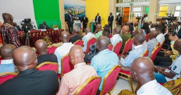 Organisation de la CAN 2023, le PM Mambé met en mission artistes et anciennes gloires du sport pour la réussite de l'évènement Organisation de la CAN 2023, le PM Mambé met en mission artistes et anciennes gloires du sport pour la réussite de l'évènement