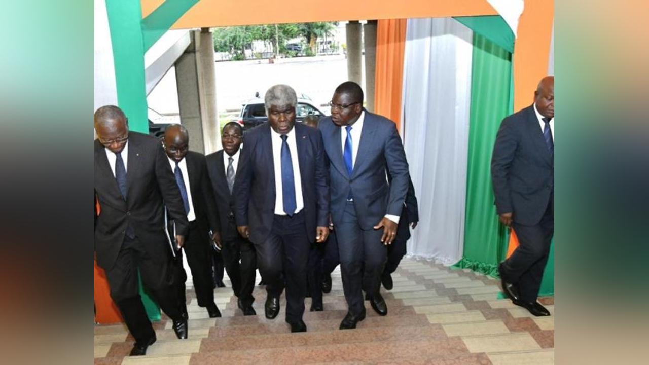 Le Premier Ministre Beugré Mambé instruit les ingénieurs des Travaux Publics à s'impliquer dans les obsèques de l'ancien Ministre Ezan Akélé Le Premier Ministre Beugré Mambé instruit les ingénieurs des Travaux Publics à s'impliquer dans les obsèques de l'ancien Ministre Ezan Akélé