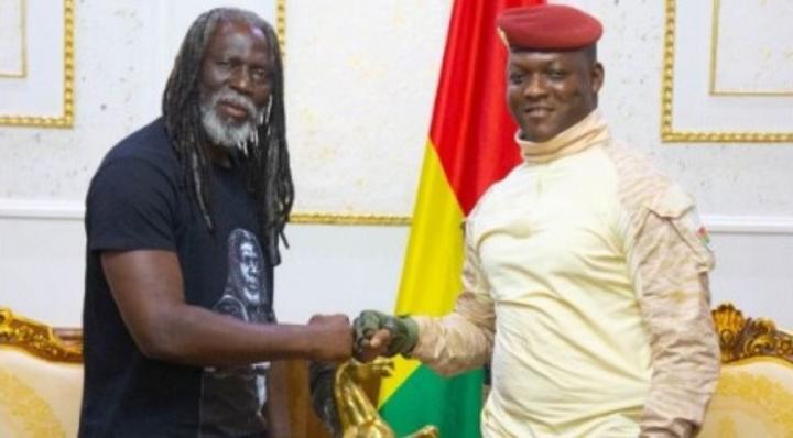 Côte d'Ivoire-Burkina : Tiken Jah reçu par le Capitaine Ibrahim Traoré, affairme : « Le combat au Burkina Faso est pour la vraie indépendance » Côte d'Ivoire-Burkina : Tiken Jah reçu par le Capitaine Ibrahim Traoré, affairme : « Le combat au Burkina Faso est pour la vraie indépendance »