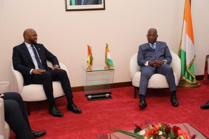 Explosion du dépôt de carburant à Conakry, Doumbouya annoncé à Abidjan, pour traduire la reconnaissance au peuple Ivoirien pour son appui Explosion du dépôt de carburant à Conakry, Doumbouya annoncé à Abidjan, pour traduire la reconnaissance au peuple Ivoirien pour son appui