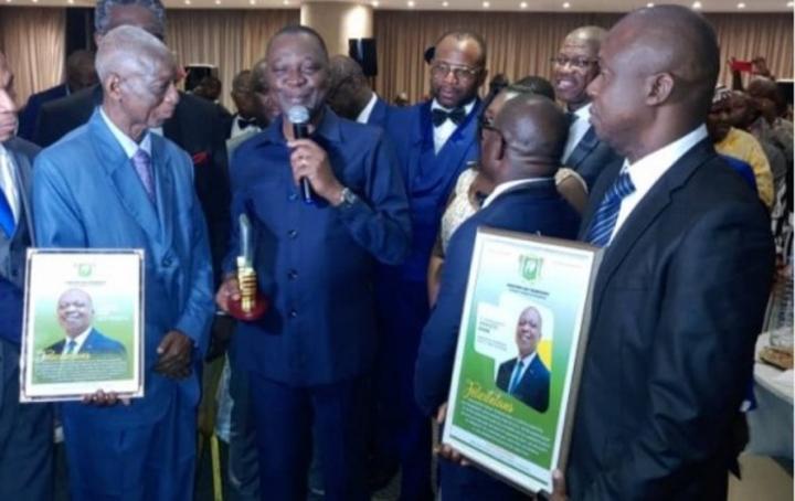 Amadou Koné au personnel du Guichet Unique : « Faites en sorte que nos compatriotes puissent entrer en possession de leurs plaques d'immatriculation dans un délai de 72 h » Amadou Koné au personnel du Guichet Unique : « Faites en sorte que nos compatriotes puissent entrer en possession de leurs plaques d'immatriculation dans un délai de 72 h »