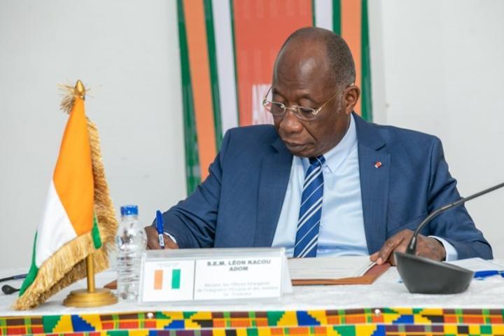 Diplomatie, trois ambassadeurs Extraordinaires et Plénipotentiaires près sept (7) pays étrangers, nommés Diplomatie, trois ambassadeurs Extraordinaires et Plénipotentiaires près sept (7) pays étrangers, nommés