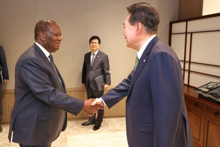 Côte d'Ivoire-Corée du Sud : Ouattara échange avec son homologue Suk-Yeol et se réjouit des bonnes perspectives de coopération Séoul et Abidjan Côte d'Ivoire-Corée du Sud : Ouattara échange avec son homologue Suk-Yeol et se réjouit des bonnes perspectives de coopération Séoul et Abidjan