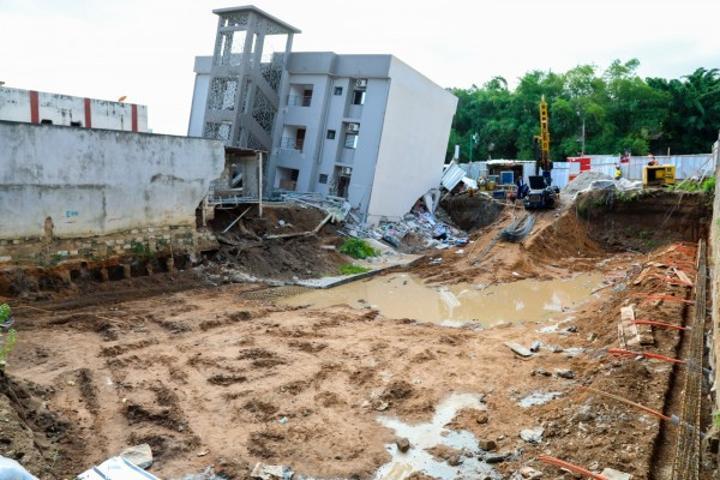 Immeuble R+3 affaissé à Cocody, les services de Bruno Koné relèvent certains manquements d'un chantier voisin et assurent d'une poursuite judiciaire Immeuble R+3 affaissé à Cocody, les services de Bruno Koné relèvent certains manquements d'un chantier voisin et assurent d'une poursuite judiciaire