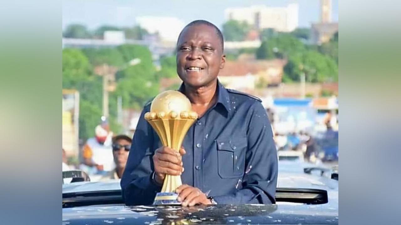 Bouaké, le trophée de la CAN remporté par les Éléphants présenté aux populations par le maire Amadou Koné Bouaké, le trophée de la CAN remporté par les Éléphants présenté aux populations par le maire Amadou Koné