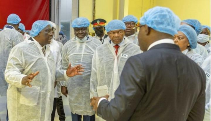 En visite dans les locaux de l'entreprise CEMOI, João Manuel Gonçalves Lourenço, Président angolais émerveillé par le niveau de transformation des fèves de cacao En visite dans les locaux de l'entreprise CEMOI, João Manuel Gonçalves Lourenço, Président angolais émerveillé par le niveau de transformation des fèves de cacao