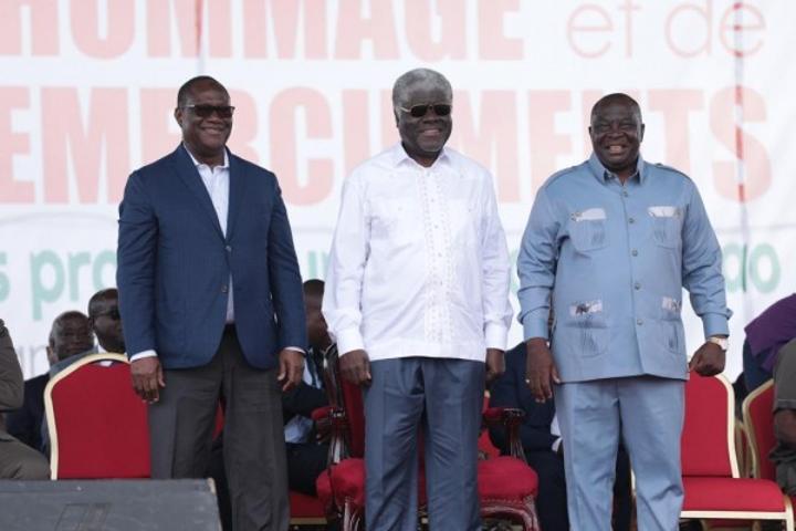 Depuis Yamoussoukro, les producteurs de café-cacao paient la caution de 50 millions de FCFA de Ouattara pour lui permettre d'être candidat en 2025 Depuis Yamoussoukro, les producteurs de café-cacao paient la caution de 50 millions de FCFA de Ouattara pour lui permettre d'être candidat en 2025