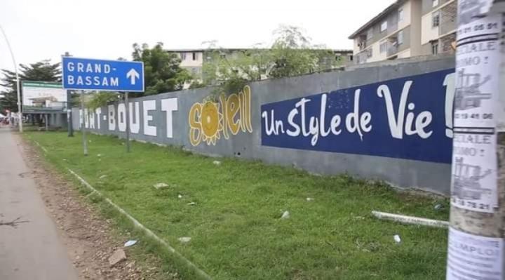 Drame à Port-Bouët, le jeune étudiant qui s'est jeté du 3e étage de la cité universitaire est décédé après son évacuation Drame à Port-Bouët, le jeune étudiant qui s'est jeté du 3e étage de la cité universitaire est décédé après son évacuation
