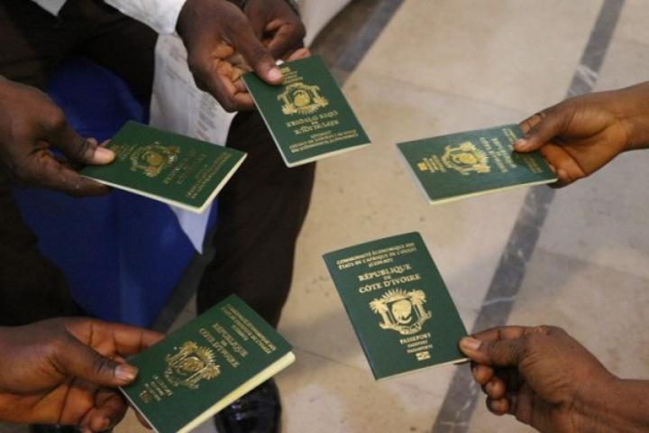 Le gouvernement remet 269 passeports aux anciens réfugiés ivoiriens qui ont choisi de résider au Liberia Le gouvernement remet 269 passeports aux anciens réfugiés ivoiriens qui ont choisi de résider au Liberia