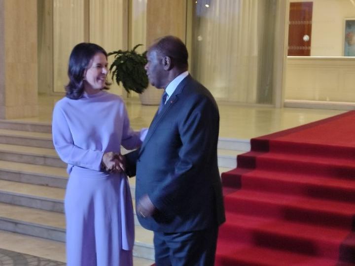 Interrogé par un confrère allemand sur son éventuelle candidature en 2025, Ouattara brandit son bilan et rassure les élections seront démocratiques et surveillées par quiconque Interrogé par un confrère allemand sur son éventuelle candidature en 2025, Ouattara brandit son bilan et rassure les élections seront démocratiques et surveillées par quiconque