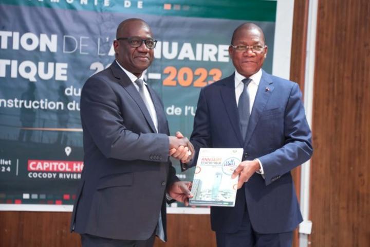 Transparence et innovation au cœur de la gouvernance, Bruno Koné reçoit l'annuaire statistique 2018-2023 du MCLU Transparence et innovation au cœur de la gouvernance, Bruno Koné reçoit l'annuaire statistique 2018-2023 du MCLU
