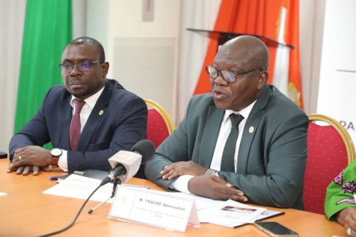 Sénat, le groupe parlementaire RHDP au contact des populations pour leur expliquer la politique de développement du gouvernement Sénat, le groupe parlementaire RHDP au contact des populations pour leur expliquer la politique de développement du gouvernement