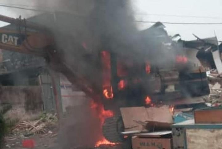 Vives tentions suite au déguerpissement à Adjamé Village, les populations se soulèvent contre les autorités, des machines incendiées Vives tentions suite au déguerpissement à Adjamé Village, les populations se soulèvent contre les autorités, des machines incendiées