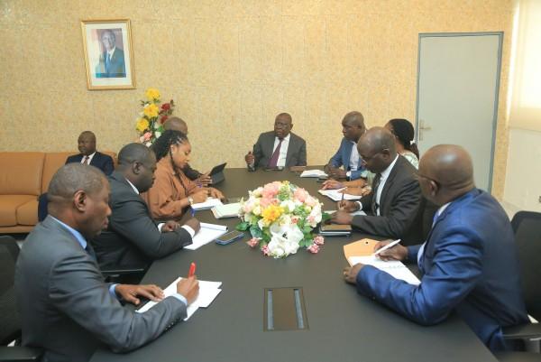 Bacongo discute avec un cabinet pour examiner les plans de rénovation de l'hôtel du District et d'aménagement des alentours de la gare Sotra d'Adjamé Bacongo discute avec un cabinet pour examiner les plans de rénovation de l'hôtel du District et d'aménagement des alentours de la gare Sotra d'Adjamé