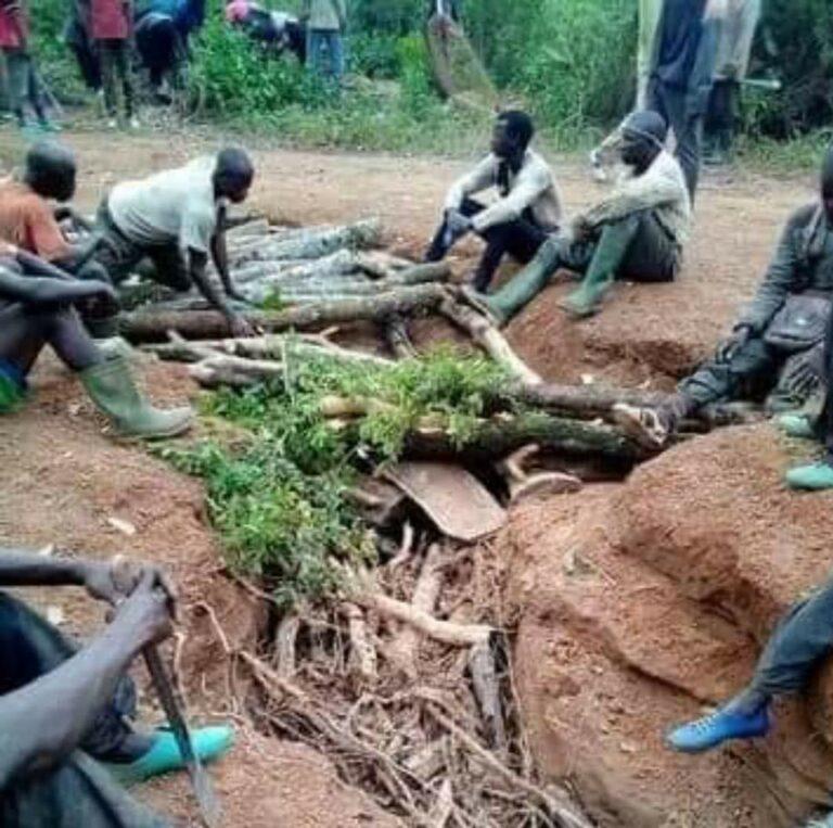 Des populations de Bambadougou entament des travaux de réhabilitation à la main la route Borotou-Booko dégardée Des populations de Bambadougou entament des travaux de réhabilitation à la main la route Borotou-Booko dégardée