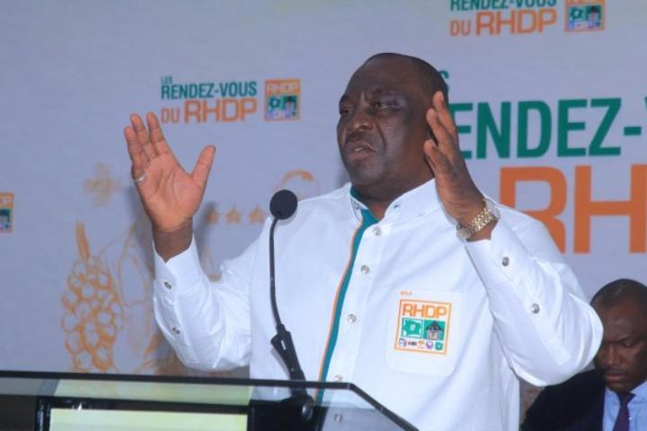 Le RHDP à propos de Ouattara : « Nous avons à la tête de notre pays, un champion du social qui marche dans les pas et sur les traces de Félix Houphouët-Boigny » Le RHDP à propos de Ouattara : « Nous avons à la tête de notre pays, un champion du social qui marche dans les pas et sur les traces de Félix Houphouët-Boigny »