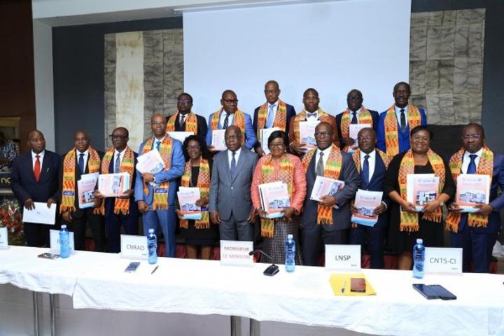 Ministère de la Santé, 15 directeurs généraux reçoivent les actes d'engagement à servir les populations avec dévouement et abnégation Ministère de la Santé, 15 directeurs généraux reçoivent les actes d'engagement à servir les populations avec dévouement et abnégation