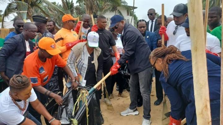 En prélude à la fête de l'indépendance, le gouvernement mène plusieurs actions communautaires à Grand-Bassam En prélude à la fête de l'indépendance, le gouvernement mène plusieurs actions communautaires à Grand-Bassam