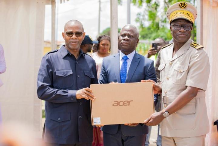 Me Adama Kamara offre un important lot d'équipements informatiques à l'administration pour faciliter aux populations l'obtention de leurs papiers Me Adama Kamara offre un important lot d'équipements informatiques à l'administration pour faciliter aux populations l'obtention de leurs papiers