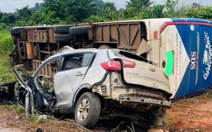 Tragédie routière sur l'axe Duekoué - Man, un car de transport percute un véhicule personnel, 25 victimes, dont 1 mort et 6 blessés graves Tragédie routière sur l'axe Duekoué - Man, un car de transport percute un véhicule personnel, 25 victimes, dont 1 mort et 6 blessés graves