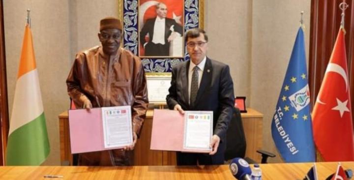 En visite en Turquie, Gaoussou Touré jette le pont entre la région du Denguélé et la ville de Kütahya à travers un protocole de jumelage En visite en Turquie, Gaoussou Touré jette le pont entre la région du Denguélé et la ville de Kütahya à travers un protocole de jumelage