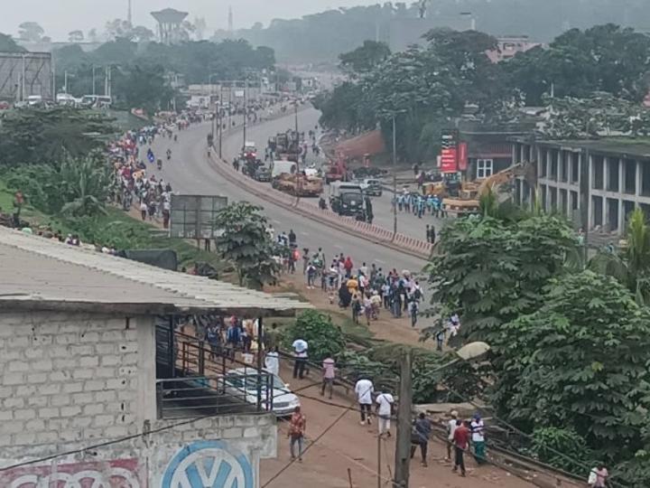 Les ferrailleurs de la casse d'Abobo-Anador refusent toujours de quitter les lieux, situation confuse ce mercredi Les ferrailleurs de la casse d'Abobo-Anador refusent toujours de quitter les lieux, situation confuse ce mercredi
