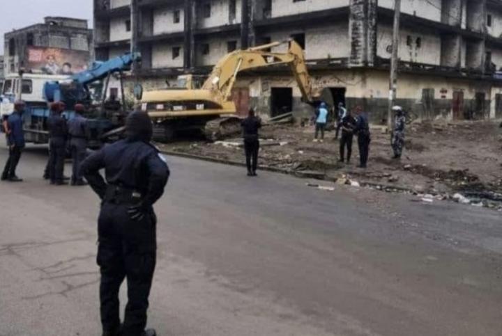 Malgré la résistance des occupants, l'expulsion des ferrailleurs de la casse d'Abobo-Anador a démarré et pourrait durer plusieurs semaines Malgré la résistance des occupants, l'expulsion des ferrailleurs de la casse d'Abobo-Anador a démarré et pourrait durer plusieurs semaines