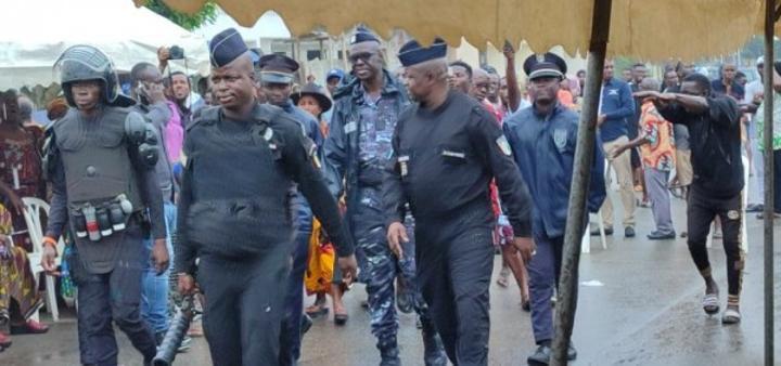 Abobo-Baoulé, la légitimité du chef Marc Akré contestée par le village, un affrontement évité de justesse entre les forces de l'ordre et la population Abobo-Baoulé, la légitimité du chef Marc Akré contestée par le village, un affrontement évité de justesse entre les forces de l'ordre et la population